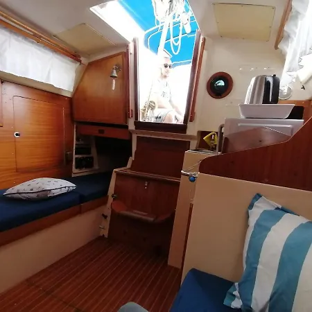 Cozy Sailboat In Barcelona!! No Showers