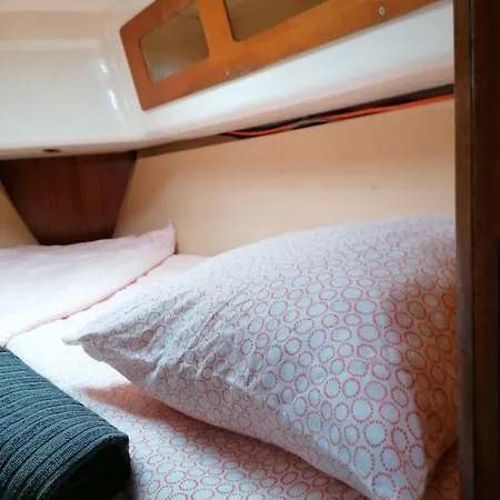 Ботель Cozy Sailboat In Barcelona!! No Showers Сан-Адриан-де-Бесос