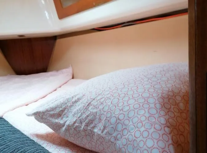 Ботель Cozy Sailboat In Barcelona!! No Showers Сан-Адриан-де-Бесос