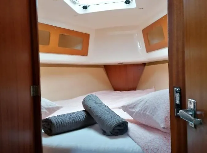 Cozy Sailboat In Barcelona!! No Showers *