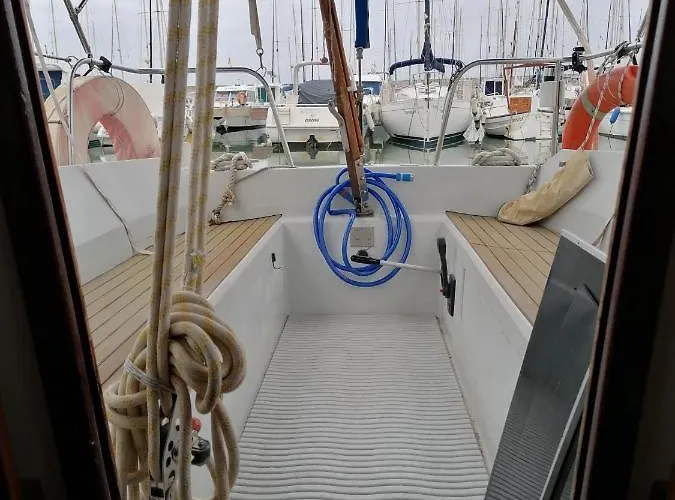 Cozy Sailboat In Barcelona!! No Showers * Сан-Адриан-де-Бесос