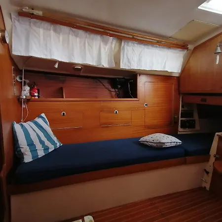 Botel Cozy Sailboat In Barcelona!! No Showers