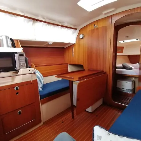 Cozy Sailboat In Barcelona!! No Showers *