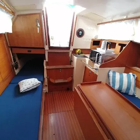 Botel Cozy Sailboat In Barcelona!! No Showers