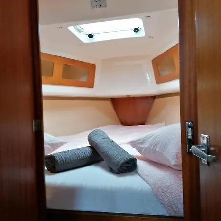 Cozy Sailboat In Barcelona!! No Showers *