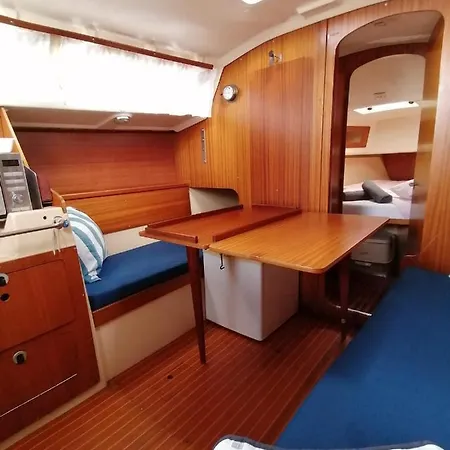 Botel Cozy Sailboat In Barcelona!! No Showers