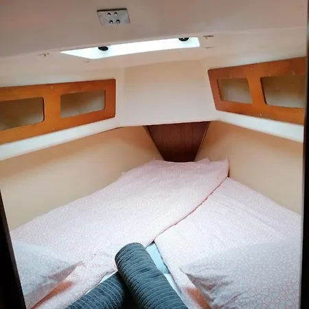 Botel Cozy Sailboat In Barcelona!! No Showers