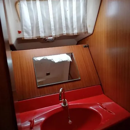 Botel Cozy Sailboat In Barcelona!! No Showers *